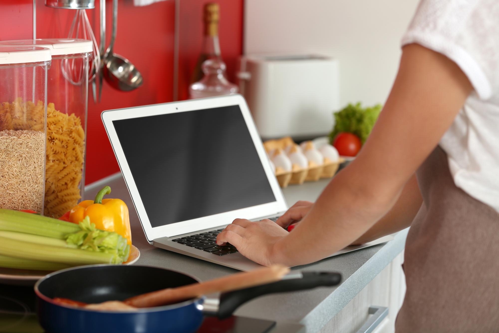 Zajęcia kulinarne online na laptopie